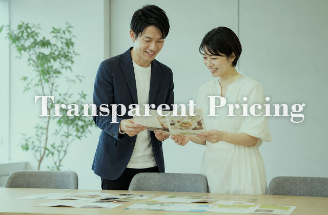 制作料金表を見ながら打ち合わせをする様子