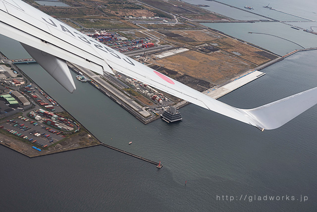 東京湾上空旋回中の旅客機からの眺め