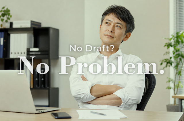 チラシ制作で悩む男性と「No Draft? No Problem.」の文字